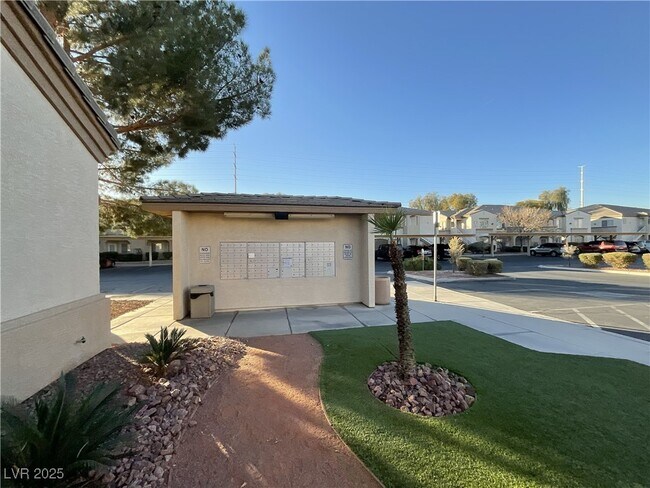 Building Photo - 3400 Cabana Dr