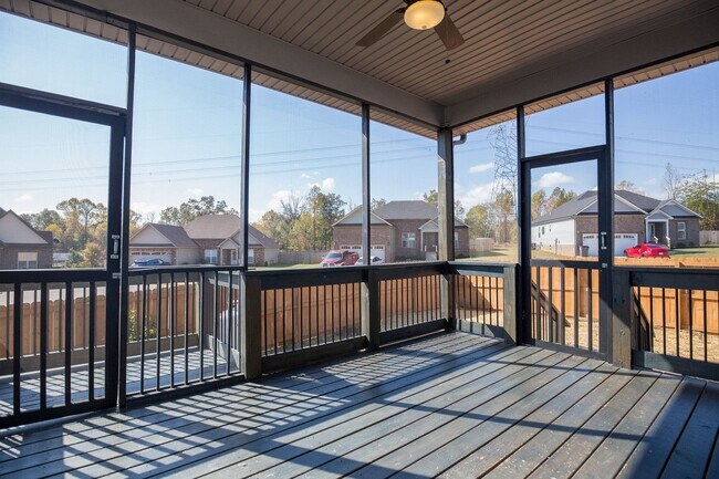 Building Photo - Huge 4 bd 3 ba Sango Go!
