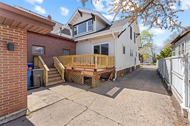 Building Photo - VIDEOTOUR: Gorgeous Victorian 4-bedroom home with Huge Garage! PETS WELCOME