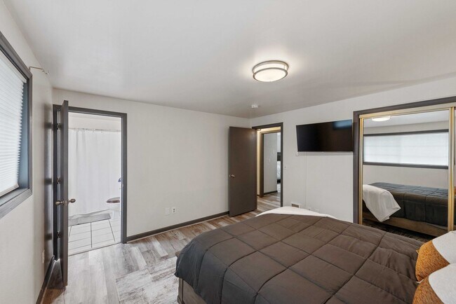 Building Photo - GORGEOUS 3 Bedroom (+BONUS ROOM!) 2 Bath Home with RV/Boat storage near beaches and shopping!