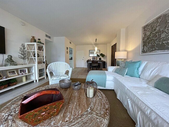 Building Photo - 500 Bayview Dr