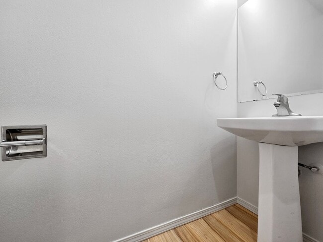 Building Photo - Spacious 3-Bed, 3-Bath Home with Lower Level Bedrooms, Patio, and Garage Near Factoria Mall & Dow...