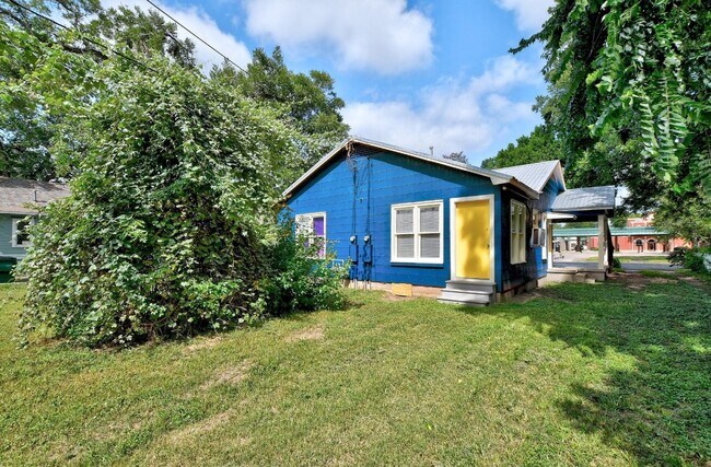 Building Photo - 302 Olive St
