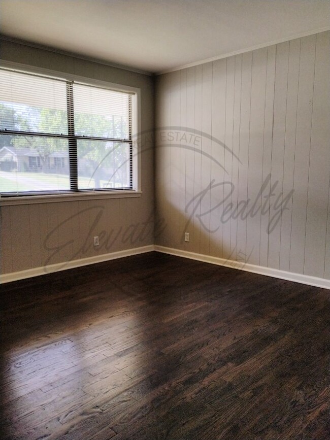 Building Photo - Charming Two Bedroom in Triplex in Goodlettsville!