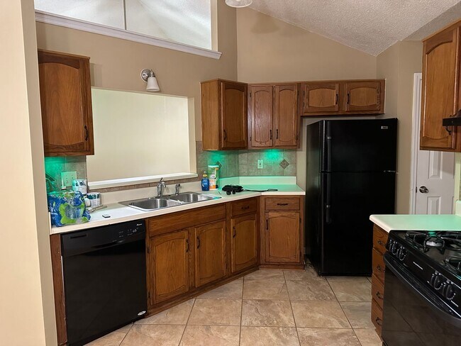 Building Photo - Charming 3 bedroom 2 bath ranch home on a ...