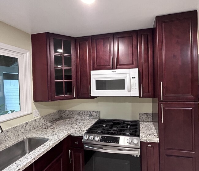 Building Photo - 9320 Yolanda Ave