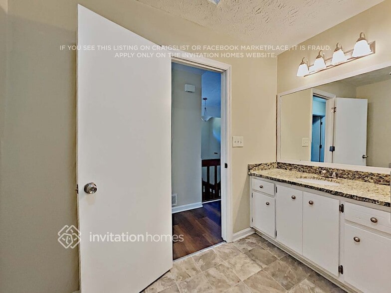 Building Photo - 5002 Maxanne Dr NW