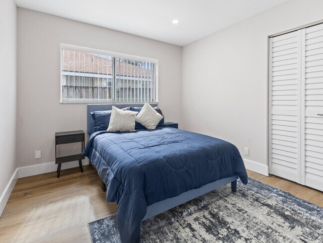 Building Photo - 1322 Riverside Cir