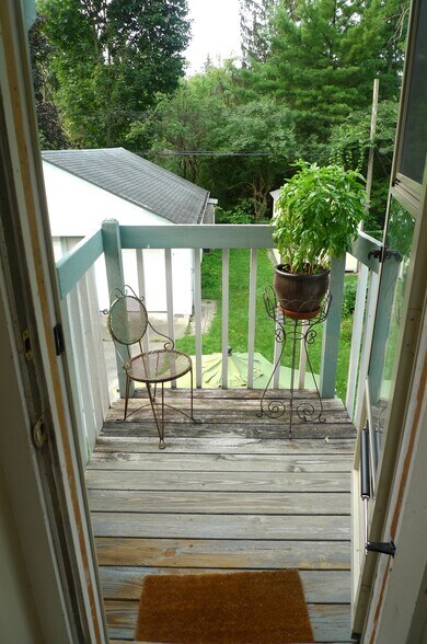 back landing/deck - 1418 Coler Rd