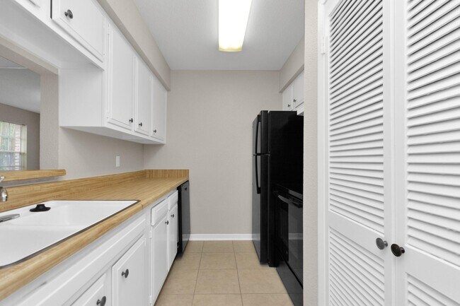 Building Photo - 6401 Skyline Dr