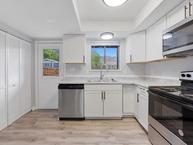 Building Photo - Palisade Perfection: Remodeled Condo Steps from Downtown!