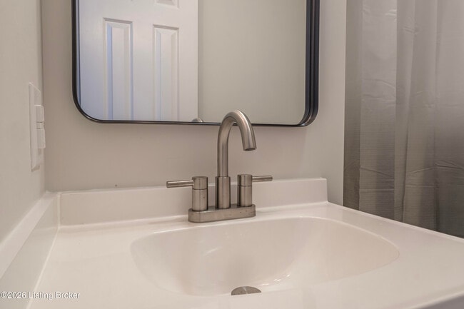 Building Photo - 309 E 6th St