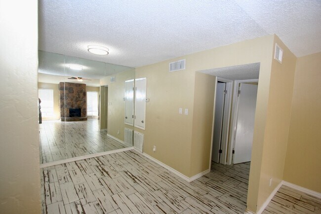 Building Photo - 17331 Red Oak Dr