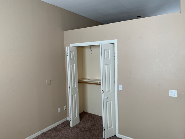 Building Photo - Center St, 824