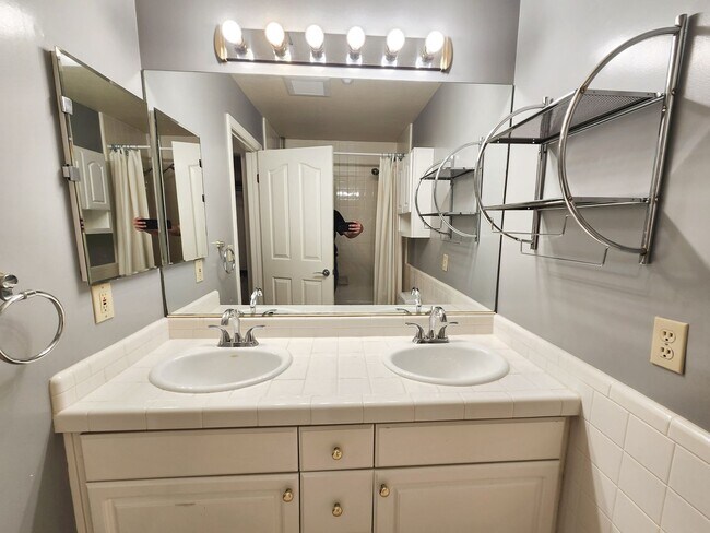 Building Photo - Spacious 3 bedroom condo