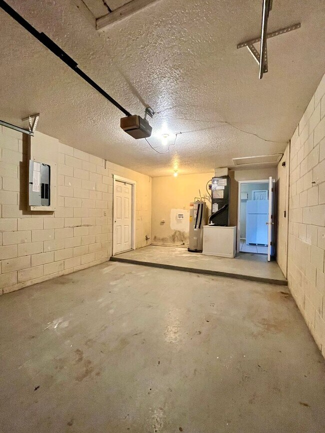 Building Photo - Fresh and Refurbed  3 Bed / 2 Bath Home in Apopka