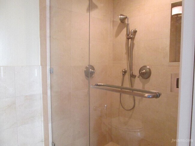 Building Photo - 1000 Green St