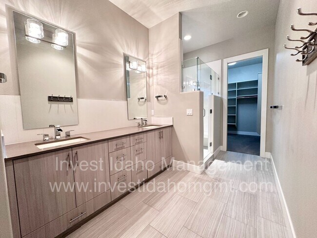 Building Photo - Rarely available in the most preferred River District! Available July 2026