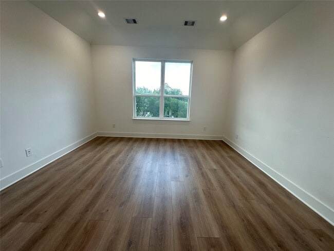 Building Photo - 2828 Versailles Oak Ln
