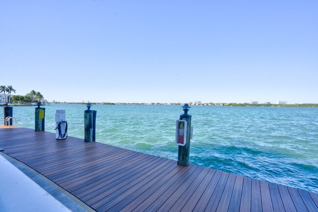 Building Photo - 10350 W Bay Harbor Dr