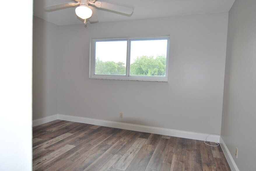 2nd bedroom - 729 Lori Dr