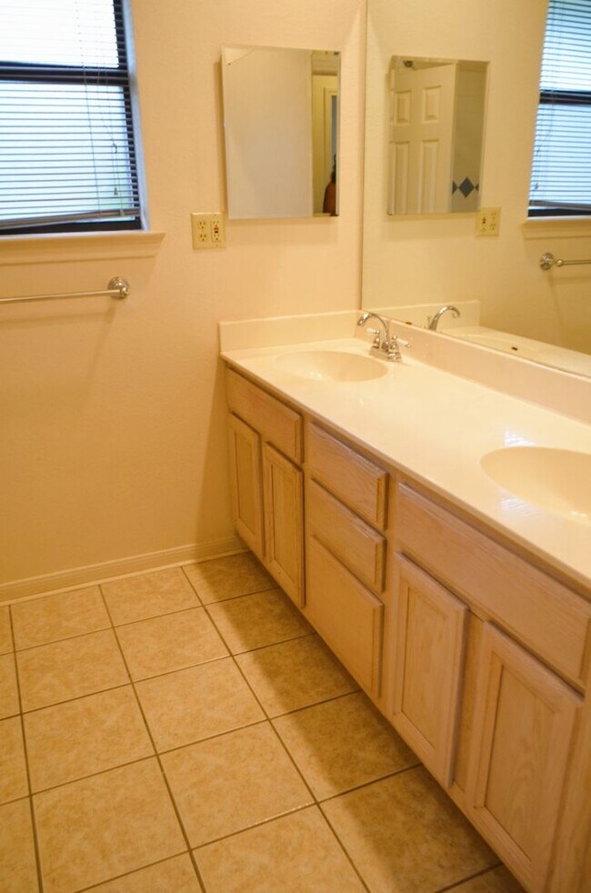 Building Photo - Country setting... on 2.69 acres!