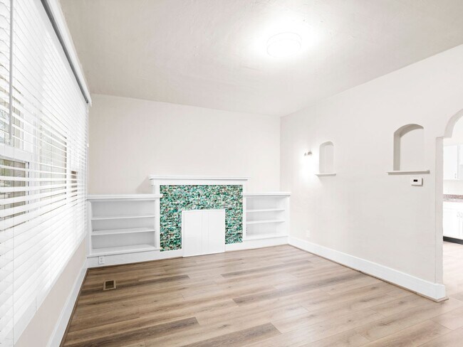 Building Photo - 3002 Porter Ave
