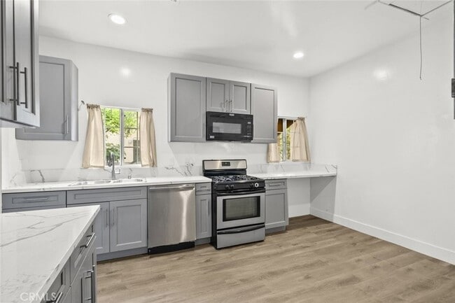 Building Photo - 1549 N Kingsley Dr
