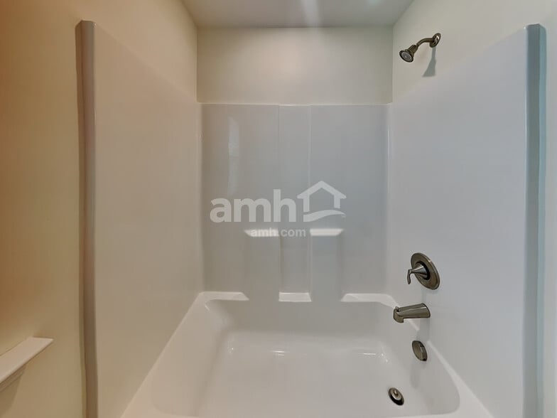 Building Photo - 4911 Trayton Ave