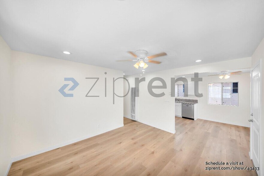 Building Photo - 850 W 80th St