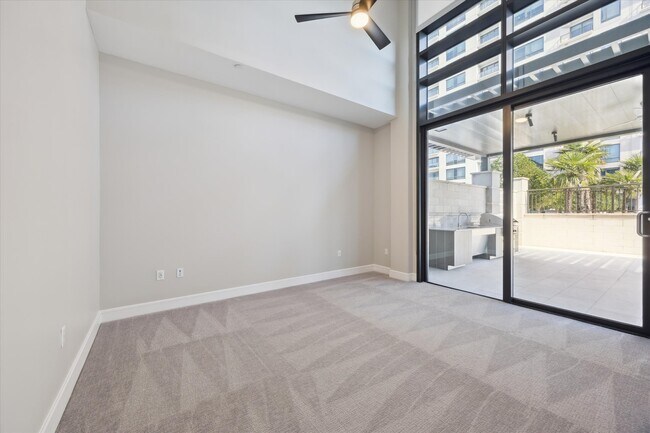 Building Photo - 9757 Katy Fwy