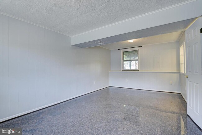 Building Photo - 618 Worchester St