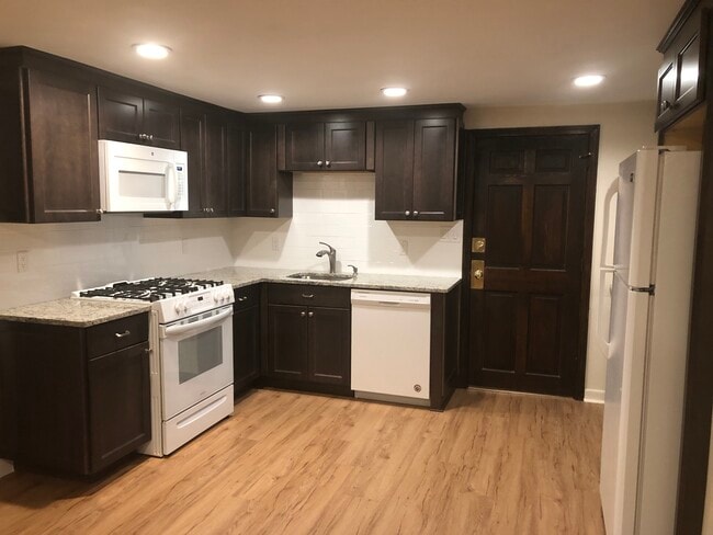 Building Photo - 7 Grandview Rd