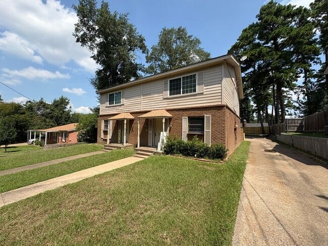 Building Photo - Available Now! Beautiful 3 bedroom 2.5 bat...