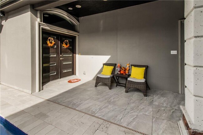 Building Photo - 30 Queens Ave