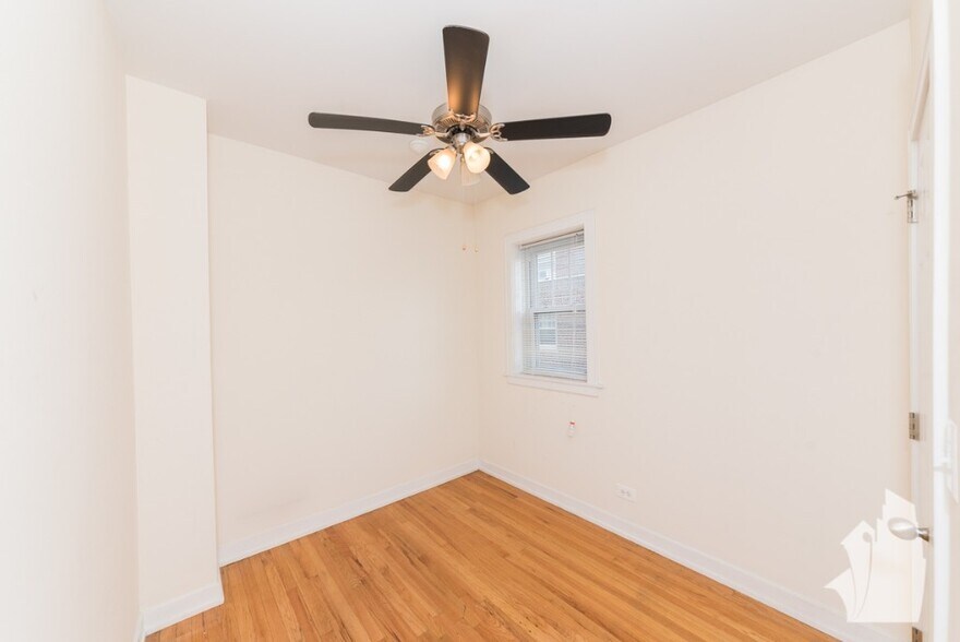 Building Photo - 2010 W Foster Ave