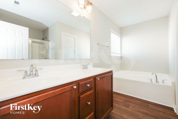 Building Photo - 14435 Lake Crossing Dr