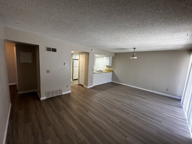 Building Photo - Charming condo in the Chestnut Community!  Available Now!