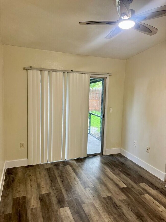 Building Photo - 3 Bedroom 2 Bath Winter Garden Townhome with Remodeled Kitchen and a Fenced Backyard!