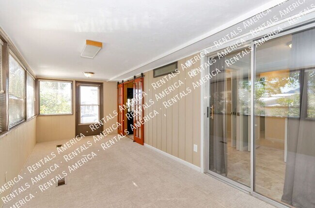 Building Photo - 10684 N Stromboli Ave