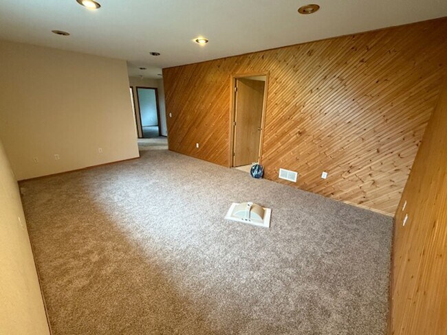Building Photo - Large 5 bedroom home with updates in quiet neighborhood