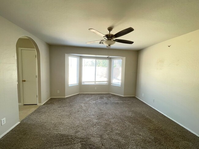 Building Photo - Location, Location, Location Gilbert 3+Den, 2 Bath, 2CG.