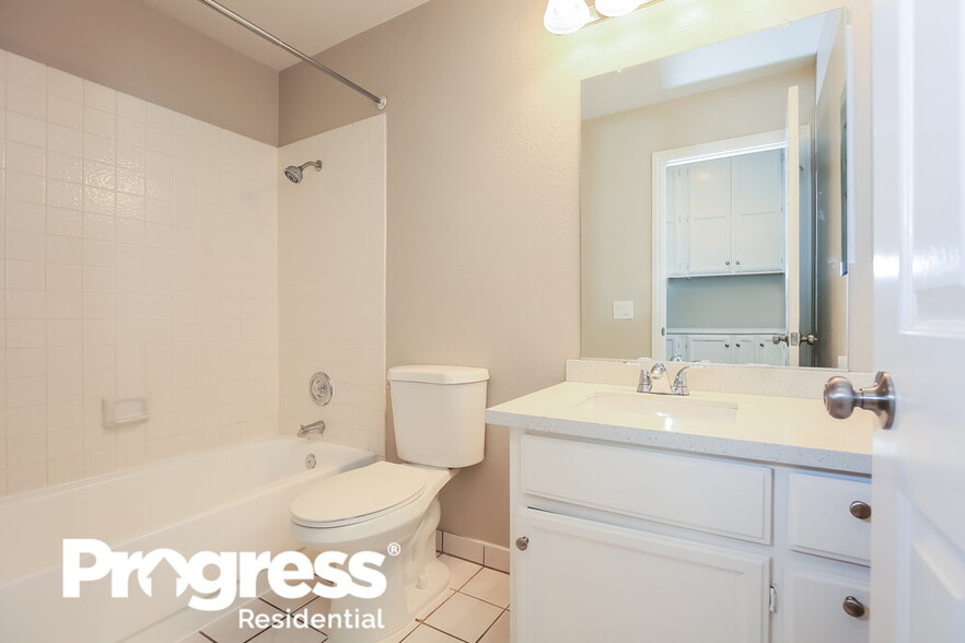 Building Photo - 3020 Forest Lake St