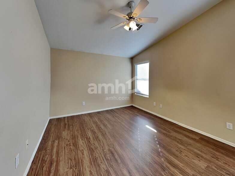 Building Photo - 10455 W Reade Ave