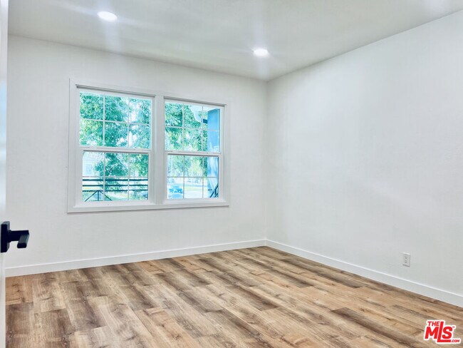 Building Photo - 938 W Glenoaks Blvd