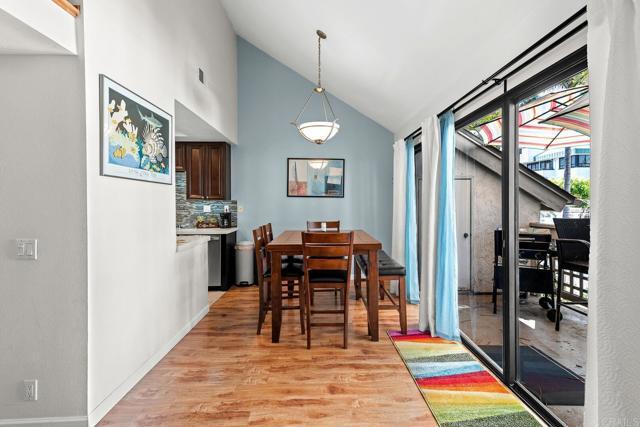 Building Photo - 520 Via De La Valle