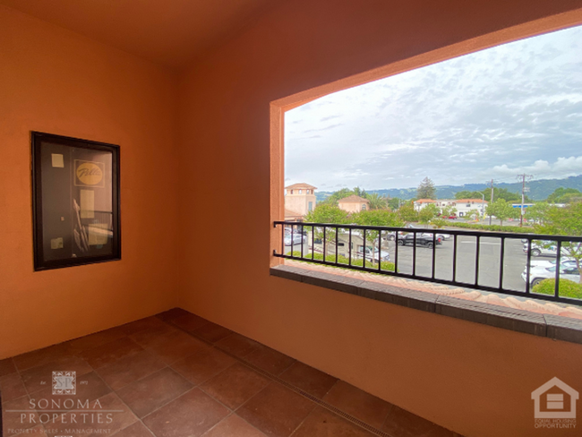 Building Photo - Updated 2BD/1BA Live/Work Loft-Style Apart...