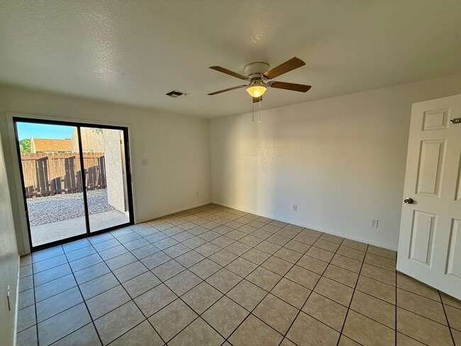 Building Photo - Centrally Located Townhouse