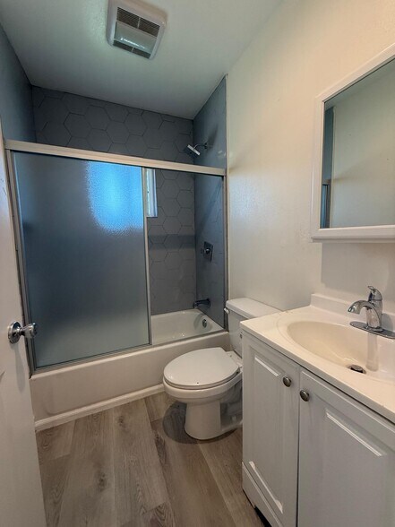 Building Photo - 603 1/2 W 49th St