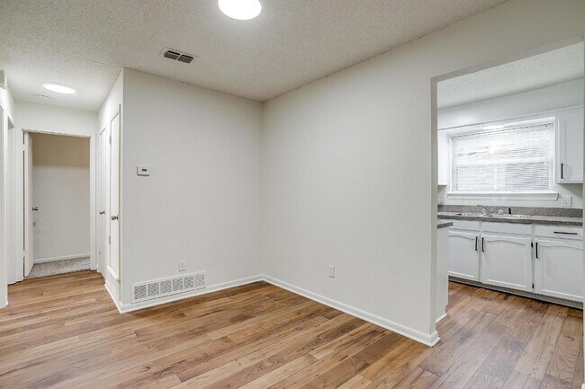 Building Photo - Charming 2-Bed, 2-Bath Duplex in Burleson